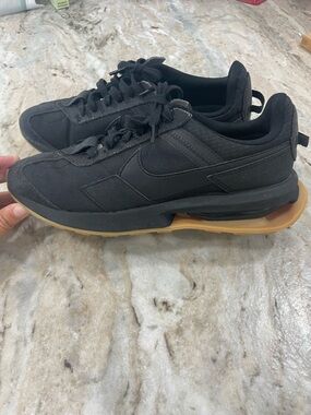 Nike Men's Black Athletic Low-Top Sneakers with Gum Outsole